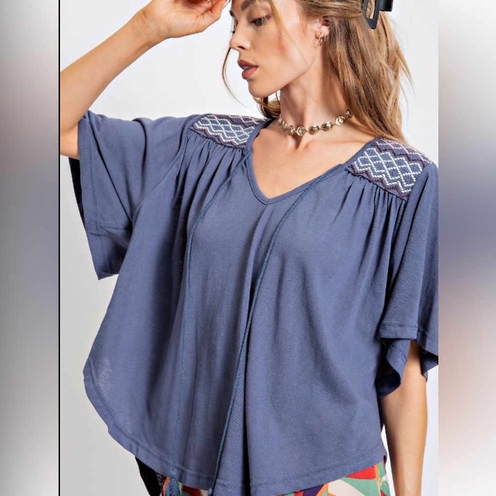 EASEL COTTON SLUB SWING TOP
-SMOCKED AND EMBROIDERED DETAILING